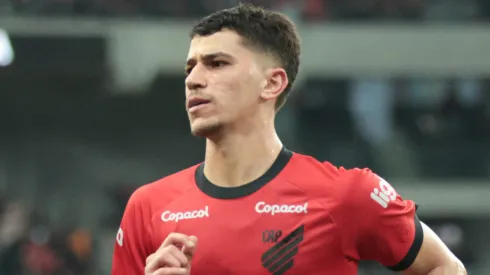 Vitor Bueno durante confronto entre Athletico-PR x Atlético-MG no Brasileirão de 2023.