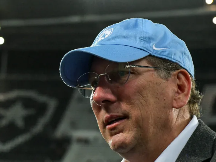 Textor é avisado que clube do exterior entra na briga por Lucas Villalba, alvo do Botafogo