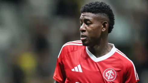 Vitão, zagueiro do Internacional