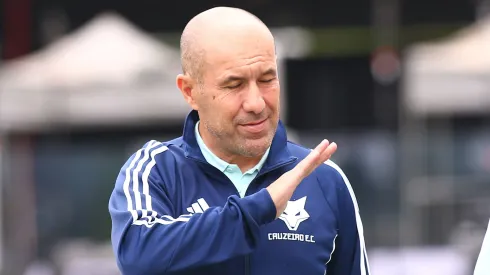 Leonardo Jardim durante confronto entre Santos x Cruzeiro no Brasileirão de 2025.