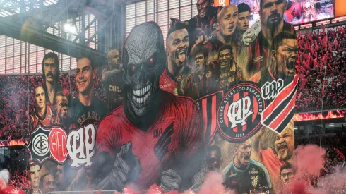 Torcida do Athletico-PR durante partida contra America-MG no estadio Arena da Baixada pelo campeonato Brasileiro B 2025. Foto: Robson Mafra/AGIF