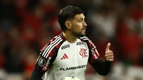 Arrascaeta pelo Flamengo em partida diante do Internacional. (Photo by Pedro H. Tesch/Getty Images)