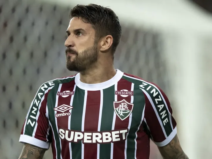 Presidente da Chapecoense afirma que salário alto impede volta de Everaldo