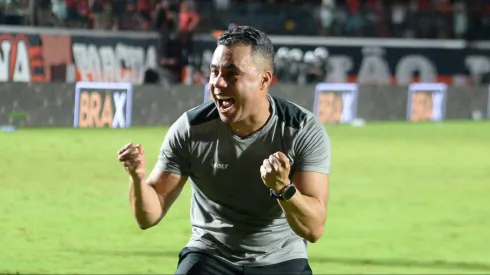 Jair Ventura tecnico do Vitoria durante partida contra o Sao Paulo no estadio Barradao pelo campeonato Brasileiro A 2025. Foto: Jhony Pinho/AGIF