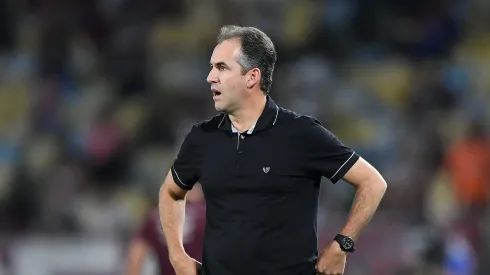 Leo Conde tecnico do Ceara durante partida contra o Fluminense no estadio Maracana pelo campeonato Brasileiro A 2025. Foto: Thiago Ribeiro/AGIF
