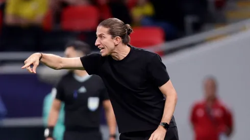 Filipe Luís, treinador do CR Flamengo, gesticula durante o clássico das Américas da FIFA 2025 entre Cruz Azul e CR Flamengo, no Estádio Ahmad Bin Ali, em 10 de dezembro de 2025, em Doha, Catar. (Foto: Getty Images/Getty Images)