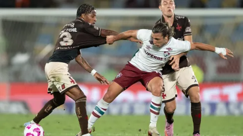 Tchê Tchê jogador do Vasco disputa lance com Canobbio jogador do Fluminense durante partida no estádio Maracanã pelo campeonato Brasileiro A 2025. Foto: Jorge Rodrigues/AGIF