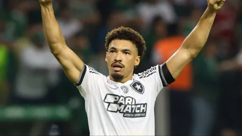 SP – SAO PAULO – 26/11/2024 – BRASILEIRO A 2024, PALMEIRAS X BOTAFOGO – Gregore, John jogadores do Botafogo comemora seu gol com jogadores do seu time durante partida contra o Palmeiras no estadio Arena Allianz Parque pelo campeonato Brasileiro A 2024. Foto: Joisel Amaral/AGIF