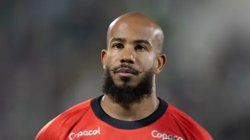 Patrick com a camisa do Athletico-PR