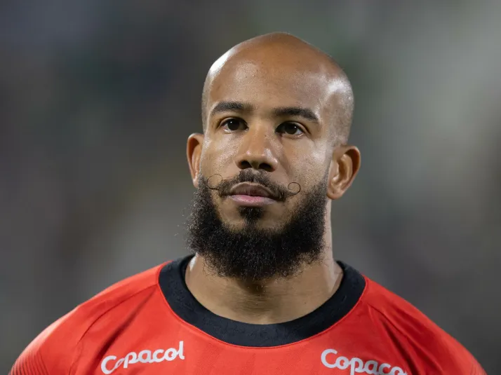 Santos quer quantia financeira para liberar Patrick ao Athlético-PR em 2026