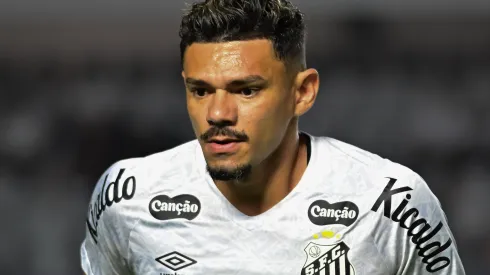 SP – SANTOS – 21/09/2025 – BRASILEIRO A 2025, SANTOS X SAO PAULO – Tiquinho Soares jogador do Santos durante partida contra o Sao Paulo no estadio Vila Belmiro pelo campeonato Brasileiro A 2025. Foto: Jota Erre/AGIF