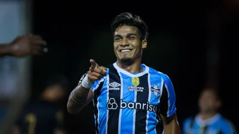 Matias Arezo jogador do Grêmio comemora seu gol durante partida contra o Monsoon no estádio Do Vale pelo campeonato Gaúcho 2025. Foto: Maxi Franzoi/AGIF
