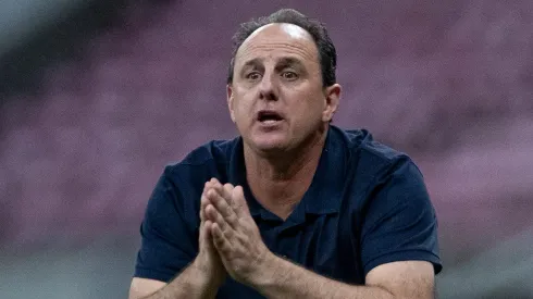 Rogério Ceni durante confronto entre Retrô x Bahia na Copa do Brasil 2025.