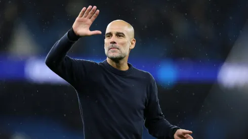 Pep Guardiola, técnico do Manchester City, acena para os torcedores após a partida da Premier League entre Manchester City e Sunderland no Etihad Stadium em 6 de dezembro de 2025, em Manchester, Inglaterra. (Foto de Matt McNulty/Getty Images)