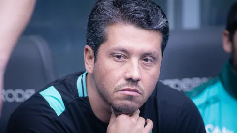 Thiago Carpini durante confronto entre Grêmio x Juventude no Brasileirão 2025.