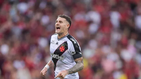 Vegetti jogador do Vasco comemora seu gol durante partida contra o Flamengo no estadio Maracana pelo campeonato Carioca 2025.