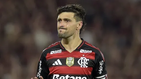 Arrascaeta comemora gol marcado pelo Flamengo. (Photo by Dhavid Normando/Getty Images)