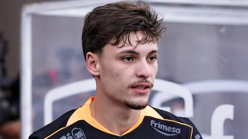 Breno Bidon durante confronto contra o Ceará no Brasileirão de 2025.