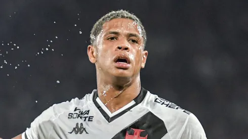 RJ – RIO DE JANEIRO – 21/09/2025 – BRASILEIRO A 2025, FLAMENGO X VASCO – Barros jogador do Vasco comemora gol durante partida contra o Flamengo no estadio Maracana pelo campeonato Brasileiro A 2025. Foto: Thiago Ribeiro/AGIF