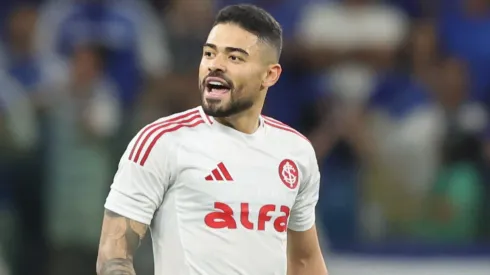 Bruno Tabata durante confronto contra o Cruzeiro no Brasileirão 2025.