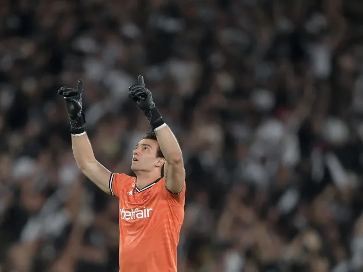 CBF detalha lance polêmico de Léo Jardim em Vasco x Fluminense