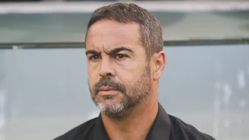 Artur Jorge tecnico do Botafogo durante partida contra o Athletico-PR no estadio Arena da Baixada pelo campeonato Brasileiro A 2024. Foto: Gabriel Machado/AGIF