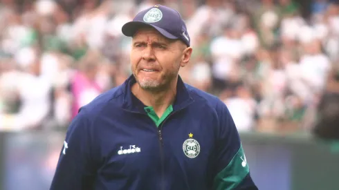 Mozart tecnico do Coritiba durante partida contra o Athletic Club no estadio Couto Pereira pelo campeonato Brasileiro B 2025. Foto: Gabriel Machado/AGIF