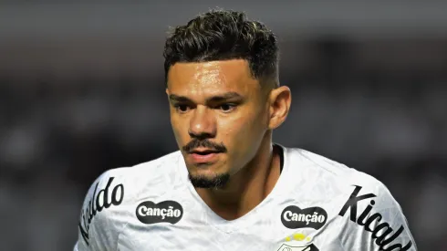 Tiquinho Soares jogador do Santos durante partida contra o Sao Paulo no estadio Vila Belmiro pelo campeonato Brasileiro A 2025. Foto: Jota Erre/AGIF