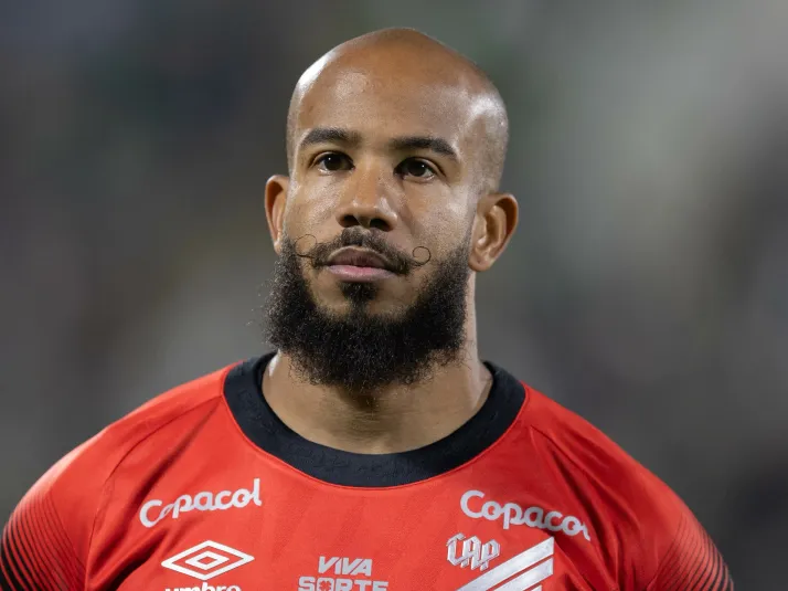 Santos faz pedido por Patrick e Athletico desiste do negócio