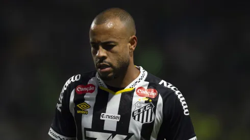 Santos pretende negociar Mayke.