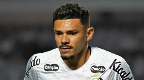 SP – SANTOS – 21/09/2025 – BRASILEIRO A 2025, SANTOS X SAO PAULO – Tiquinho Soares jogador do Santos durante partida contra o Sao Paulo no estadio Vila Belmiro pelo campeonato Brasileiro A 2025. Foto: Jota Erre/AGIF