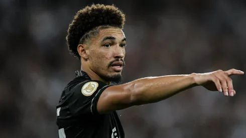 Adryelson durante partida entre Botafogo e Santos no Brasileirão de 2022.