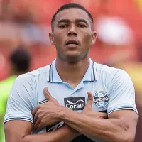 Sobis elogia temporada de Carlos Vinicius no Grêmio