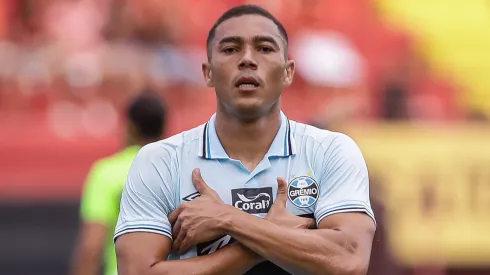 Carlos Vinicius jogador do Gremio comemora seu gol durante partida contra o Sport no estadio Ilha do Retiro pelo campeonato Brasileiro A 2025. Foto: Rafael Vieira/AGIF
