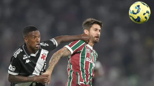 Robert Renan jogador do Vasco disputa lance com Everaldo jogador do Fluminense durante partida no estadio Maracana pelo campeonato Copa Do Brasil 2025. Foto: Thiago Ribeiro/AGIF