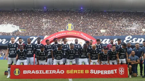 Jogadores do Remo posam para foto antes na partida contra Goias no estadio Mangueirao pelo campeonato Brasileiro B 2025. Foto: Fernando Torres/AGIF