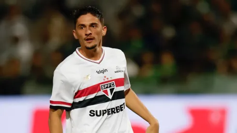 Pablo Maia, do São Paulo, observa a partida entre Palmeiras e São Paulo, válida pelo Brasileirão de 2025, na Arena Barueri, em 11 de maio de 2025, em Barueri, São Paulo, Brasil (Imagem: Miguel Schincariol/Getty Images)