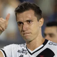 Vasco tem jogador oferecido, mas foca em lateral-esquerdo após lesão de Píton