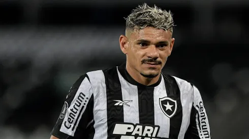 Tiquinho Soares em campo pelo Botafogo. Foto: Thiago Ribeiro/AGIF