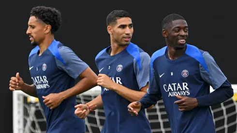 Hakimi ao lado de Marquinhos e Dembélé. (Photo by David Ramos/Getty Images)