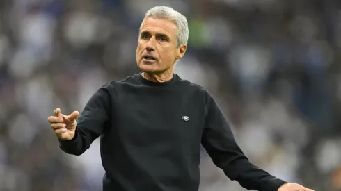 RIYADH, SAUDI ARABIA – DECEMBER 01: Al-Nassr manager Luis Castro complains to a linesman during the Saudi Pro League match between Al-Hilal and Al-Nassr at King Fahd International Stadium on December 01, 2023 in Riyadh, Saudi Arabia. (Photo by Michael Regan/Getty Images)