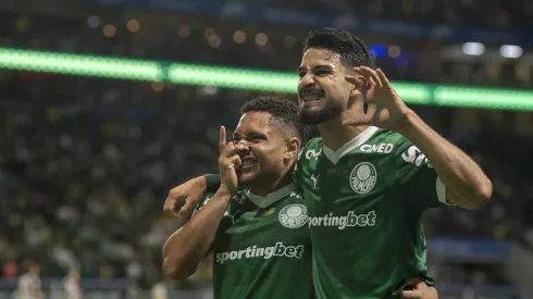 Vitor Roque jogador do Palmeiras comemora seu gol com Flaco Lopez jogador da sua equipe durante partida contra o Santos no estadio Arena Allianz Parque pelo campeonato Brasileiro A 2025.