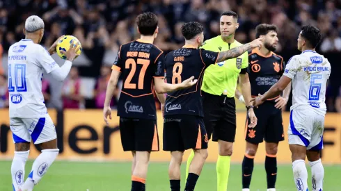Rodrigo Garro jogador do Corinthians reclama com a arbitragem durante partida contra o Cruzeiro no estádio Arena Corinthians pelo campeonato Copa Do Brasil 2025. Foto: Marcello Zambrana/AGIF