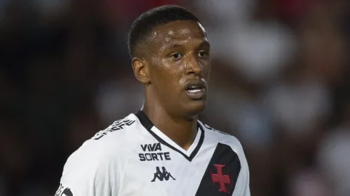 Robert Renan durante confronto entre Bragantino e Vasco no Brasileirão de 2025.