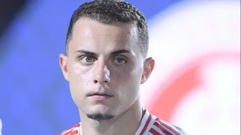 Bruno Gomes durante partida entre Vitória x Internacional no Brasileirão de 2025.