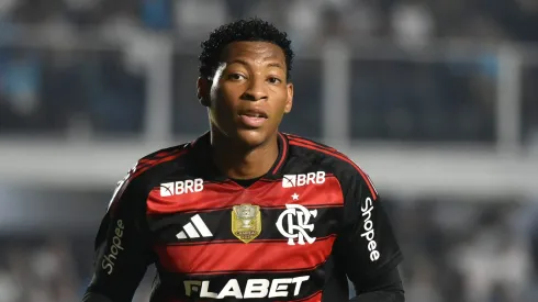 SP – SANTOS – 16/07/2025 – BRASILEIRO A 2025, SANTOS X FLAMENGO – Plata jogador do Flamengo durante partida contra o Santos no estadio Vila Belmiro pelo campeonato Brasileiro A 2025. Foto: Jota Erre/AGIF