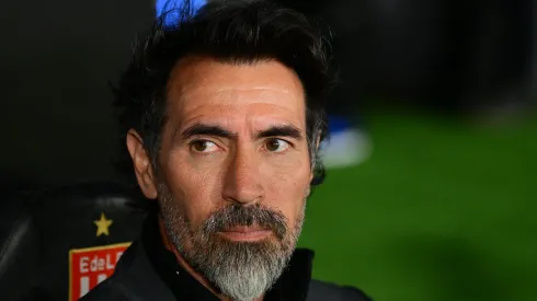 Eduardo Domínguez, Head Coach of Estudiantes de La Plata, looks on during the Copa CONMEBOL Libertadores 2025 Quarter-final Second leg match between at Jorge Luis Hirschi Stadium on September 25, 2025 in La Plata, Argentina.