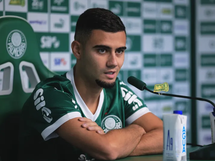 Andreas Pereira manda indireta ao Flamengo durante entrevista
