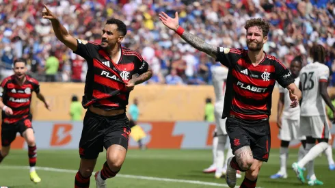 Danilo e Léo Pereira durante confronto entre Flamengo e Chelsea no Mundial de Clubes de 2025.