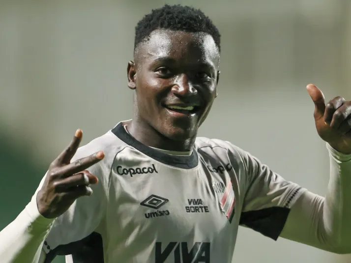 Viveros, do Athletico-PR, recebe sondagem do Fluminense para 2026